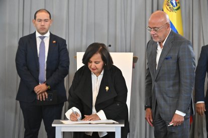 Dinorah Figuera y Jorge Rodríguez en el momento de la firma de los acuerdos alcanzados este 12 de agosto.