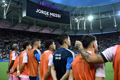 Los jugadores del Inter Miami guardan un minuto de silencio en homenaje a Jorge Messi, padre y agente de la estrella del fútbol argentino Lionel Messi, antes del partido de la fase de grupos de la Leagues Cup 2026 entre el Inter Miami CF y el Monterrey, disputado en el Nu Stadium de Miami, Florida, el 8 de agosto de 2026. Jorge Messi, padre y agente de Lionel Messi, ha fallecido a los 68 años en Rosario (Argentina), según anunció el 8 de agosto el Newell's Old Boys, el club de la infancia del ocho veces ganador del Balón de Oro.