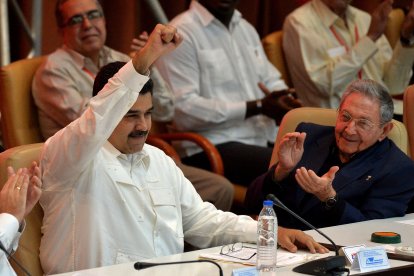El exdictador venezolano Nicolás Maduro y el cubano Raúl Castro (Archivo)