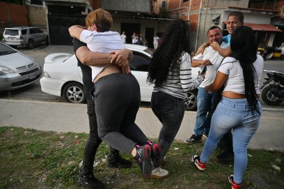 Algunos presos políticos se reúnen con sus familiares tras ser liberados este 14 de agosto.