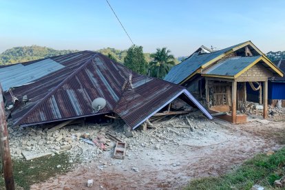 Se observan casas dañadas tras un terremoto de magnitud 7.7 en Ruteng, Manggarai, Nusa Tenggara Oriental, el 15 de agosto de 2026.
