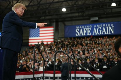 Donald Trump señala a la multitud al retirarse tras pronunciar un discurso en el Centro de Entrenamiento e Inteligencia de la Academia de Policía del Condado de Nassau
