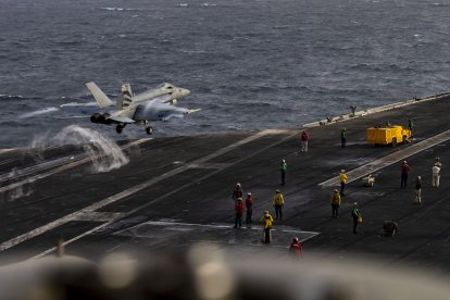 Un F18E Super Hornet despegando del USS Abraham Lincoln.