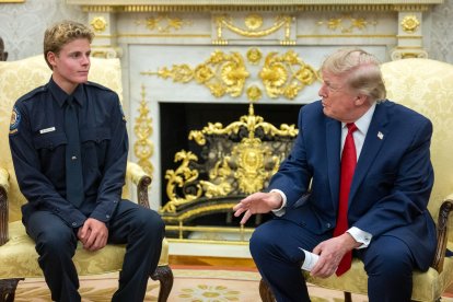 El presidente Donald Trump junto al salvavidas Ryder Williams, este lunes en la Oficina Oval.