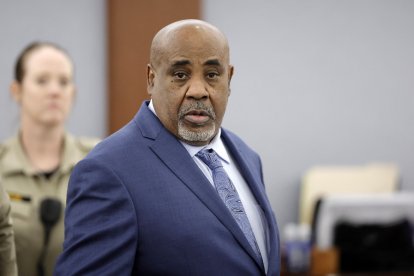 Duane Davis entra a la sala del tribunal tras un receso en su juicio por asesinato, este 17 de agosto.