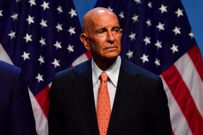 El embajador de Estados Unidos en Turquía, Tom Barrack, acompaña al presidente estadounidense Donald Trump