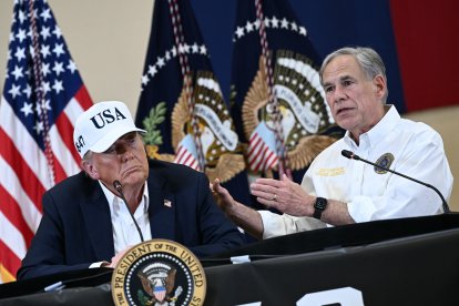 El gobernador Greg Abbott junto al presidente Donald Trump, en julio de 2025.