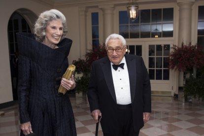 Henry Kissinger y su esposa Nancy llegan a la Casa Blanca para asistir a una cena de Estado.