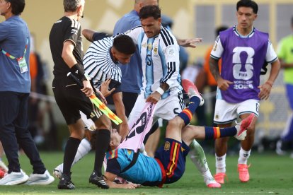 El centrocampista argentino Leandro Paredes (arriba) choca con el centrocampista español Gavi