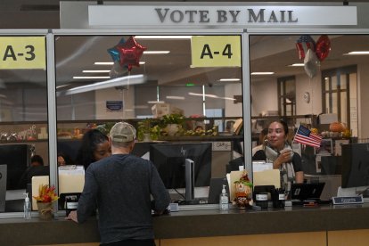 Ciudadano de California emitiendo su voto por correo/ Carlos Moreno