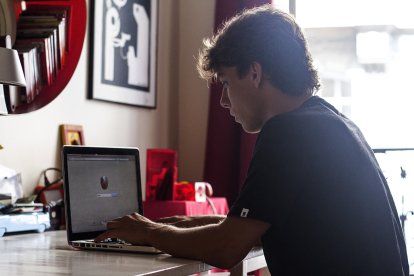 Adolescente trabajando en una laptop (Archivo)