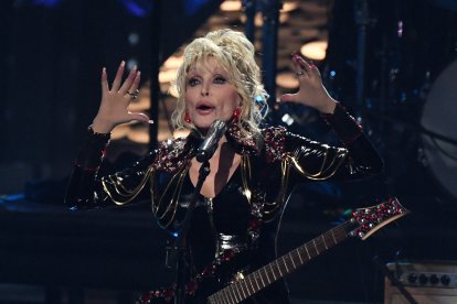 Dolly Parton se presenta durante la 37.ª ceremonia anual de incorporación al Salón de la Fama del Rock and Roll