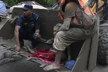 Rescate de una persona tras la inundación en Nepal