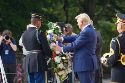 Donald Trump visita el cementerio de Arlington, imagen de archivo/ Andrew Leyden