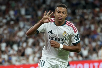 Kylian Mbappé celebra su hat-trick este miércoles en el Bernabéu.