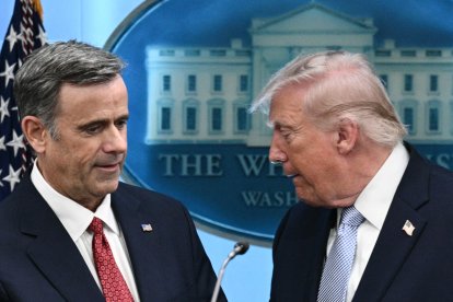 Donald Trump (derecha) cede la palabra al director de la CIA, John Ratcliffe (izquierda)
