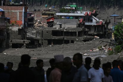 Residentes de una comunidad nepalí buscan a sus familias tras la inundación