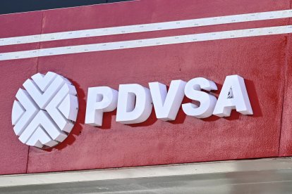 El logo de Petróleos de Venezuela Sociedad Anónima en una estación de servicio en Venezuela.
