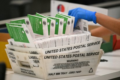 Un funcionario electoral procesa boletas de voto por correo en el Centro de Procesamiento de Votos del Condado de Los Ángeles, el 2 de junio de 2026.