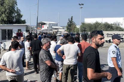La gente espera noticias tras el naufragio de un transbordador en el puerto de Kyrenia, en la autoproclamada RTNC.