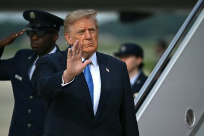 El presidente Donald Trump saluda tras bajar del Air Force One en la Base Conjunta Andrews, Maryland, el 28 de agosto de 2026.