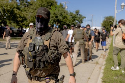Agentes del ICE se enfrentan a manifestantes después de que dañaran un vehículo mientras intentaban detener a una persona en Chicago, el 24 de agosto de 2026.