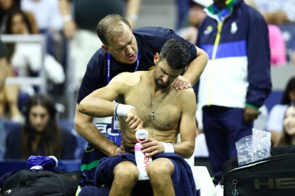 El serbio Novak Djokovic recibe asistencia médica durante su partido contra el argentino Mariano Navone, en el encuentro de primera ronda del torneo individual masculino de tenis, celebrado durante la primera jornada del US Open en el Centro Nacional de Tenis Billie Jean King de la USTA, en la ciudad de Nueva York, el 30 de agosto de 2026.
