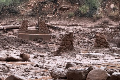 Esta imagen difundida por el Servicio de Parques Nacionales del Gran Cañón a través de X (antes Twitter) el 30 de agosto de 2026 muestra los restos de los pilares de un puente de piedra a lo largo del arroyo Bright Angel, tras una crecida repentina que destruyó la pasarela el 29 de agosto. Según el Servicio de Parques Nacionales, podría haber más de 20 personas desaparecidas tras la crecida repentina en el Parque Nacional del Gran Cañón. Las inundaciones azotaron el sábado el cañón Bright Angel y la zona de Phantom Ranch, según informó el servicio, que añadió que estaba colaborando con las autoridades de Arizona para evacuar a la población y localizar a las personas que se encontraban en la zona afectada.