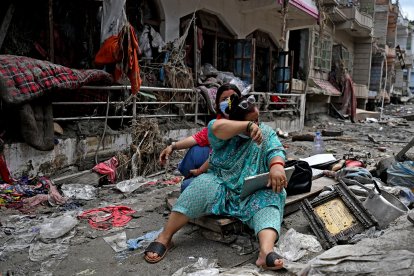 Personas luego del alud en Nepal (Archivo)