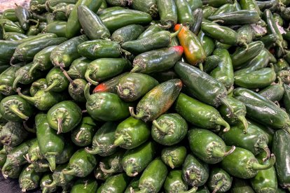 Se ven jalapeños mexicanos en un supermercado de Houston, Texas-Imagen de Archivo