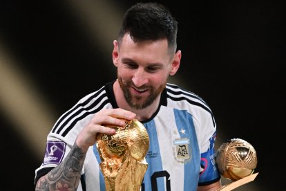 Lionel Messi con la Copa del Mundo/ Kirill KUDRYAVTSEV