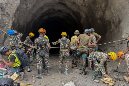 El Ejército lleva a cabo una operación de rescate en el sitio de un túnel del proyecto hidroeléctrico en Rasuwa.
