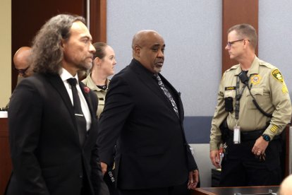 Duane Davis (C) y su abogado, Michael Sanft, son conducidos de nuevo a la sala del tribunal para conocer la fecha de la sentencia, después de que un jurado declarara a Davis culpable del asesinato del rapero Tupac Shakur, ocurrido en 1996, en el Tribunal de Distrito del Condado de Clark, situado en el Centro Regional de Justicia de Las Vegas, Nevada, el 31 de agosto de 2026. Duane Davis, un antiguo miembro de una banda de Los Ángeles, fue declarado culpable el 31 de agosto por un tribunal de Las Vegas del asesinato del rapero Tupac Shakur, ocurrido en 1996. Treinta años después de la muerte de la leyenda del rap en un casino de Las Vegas, el jurado declaró a Davis, de 63 años, culpable de asesinato tras tan solo unas horas de deliberación.