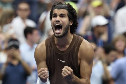 El español Carlos Alcaraz reacciona tras derrotar al ruso Roman Safiullin en el partido de primera ronda del torneo individual masculino de tenis, celebrado durante la segunda jornada del US Open en el Centro Nacional de Tenis Billie Jean King de la USTA, en la ciudad de Nueva York, el 31 de agosto de 2026.