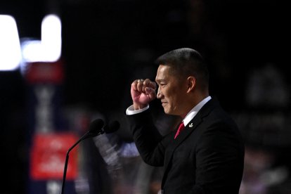 Hung Cao, gesticula mientras habla durante el segundo día de la Convención Nacional Republicana de 2024