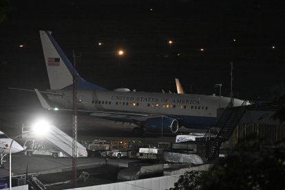El avión que transportaba al secretario de Energía, Chris Wright, tras aterrizar en el Aeropuerto Internacional Simón Bolívar en Maiquetía, en La Guaira, este 1 de septiembre.