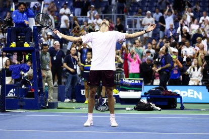 El alemán Alexander Zverev celebra tras derrotar al italiano Lorenzo Sonego durante el partido de primera ronda del torneo individual masculino de tenis, celebrado en la tercera jornada del US Open en el Centro Nacional de Tenis USTA Billie Jean King de Nueva York, en la madrugada del 2 de septiembre de 2026.