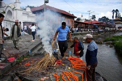 Ritos hindúes nepalíes durante funerales simbólicos