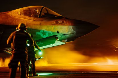 Marineros estadounidenses dan señales a un F-35C Lightning II, adscrito al Escuadrón de Cazas de Ataque (VFA) 147, en la cubierta de vuelo del portaaviones de la clase Nimitz USS George Washington (CVN 73), el 28 de agosto de 2026. El George Washington se encuentra desplegado en la zona de operaciones de la 5.ª Flota de EE. UU. para contribuir a la seguridad y la estabilidad marítimas en Oriente Medio.