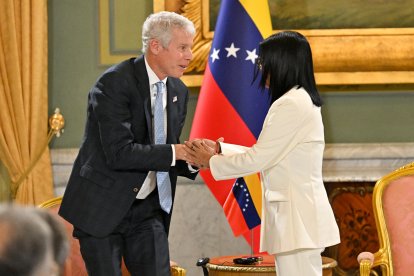 El secretario de Energía de Estados Unidos, Chris Wright, y la presidenta encargada de Venezuela, Delcy Rodríguez