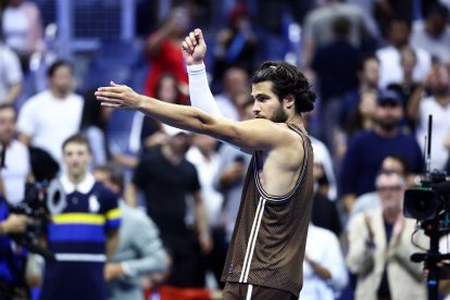 El español Carlos Alcaraz reacciona tras un punto durante el partido de segunda ronda del torneo individual masculino de tenis contra el portugués Jaime Faria, en la cuarta jornada del US Open, celebrado en el Centro Nacional de Tenis Billie Jean King de la USTA, en la ciudad de Nueva York, el 2 de septiembre de 2026.