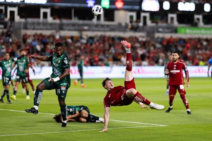 Federico Viñas realiza una chilena durante el partido de semifinales de la Leagues Cup entre el Toluca FC y el Club León en el Shell Energy Stadium de Houston, Texas, el 2 de septiembre de 2026.
