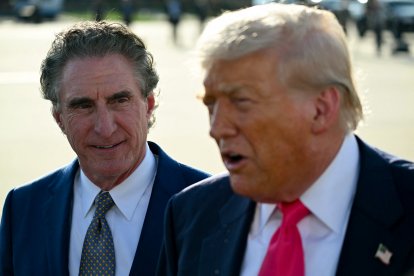 Doug Burgum, secretario del Interior, junto a Donald Trump/ Andrew Caballero- Reynolds