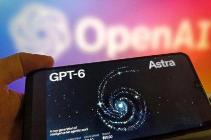 Un internauta usa su teléfono móvil para ver el logotipo de GPT-6 Astra y usa su computadora para ver el logotipo de OpenAI