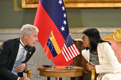 El secretario de Energía Chris Wright y la presidenta del régimen interino Delcy Rodríguez, esta semana en el Palacio de Miraflores, en Caracas.