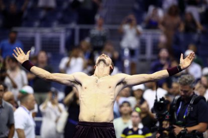 El alemán Alexander Zverev celebra su victoria tras el partido de segunda ronda del torneo individual masculino de tenis contra el francés Quentin Halys, en la quinta jornada del Abierto de Estados Unidos, celebrado en el Centro Nacional de Tenis Billie Jean King de la USTA, en la ciudad de Nueva York, el 3 de septiembre de 2026.