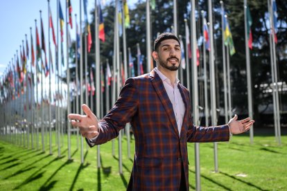 El jugador de baloncesto estadounidense Enes Kanter Freedom posa durante una entrevista con la AFP en la Oficina de las Naciones Unidas en Ginebra el 5 de abril de 2022. Enes Kanter Freedom, cuya defensa de los derechos humanos ha causado revuelo, espera poder hablar este jueves con la alta comisionada de las Naciones Unidas para los Derechos Humanos, Michelle Bachelet, sobre su próxima visita a China.