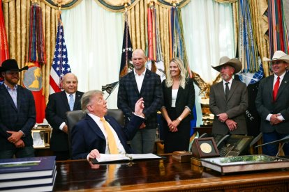 Donald Trump pronuncia un discurso antes de firmar órdenes ejecutivas relacionadas con el procesamiento de carne de res y los ganaderos