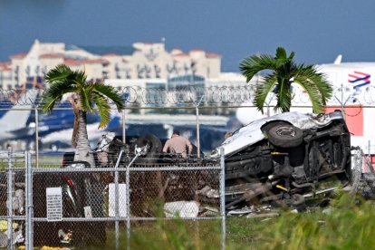 Un avión de carga de Amazon se salió de la pista al aterrizar en Miami, impactando contra varios vehículos y prendiéndose fuego
