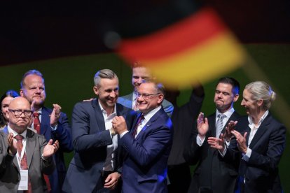 Ulrich Siegmund (tercero por la izquierda), principal candidato del partido ultraderechista Alternativa para Alemania (AfD) en las elecciones estatales de Sajonia-Anhalt